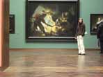 Andrea Oberheiden neben einem Rembrandt
